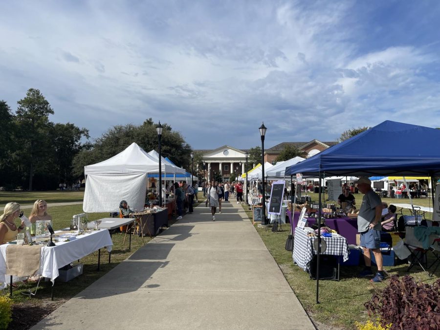 The farmer’s market is held on Prince Lawn. Vendors line
the areas near the sidewalks to allow access to students to
see everything offered.