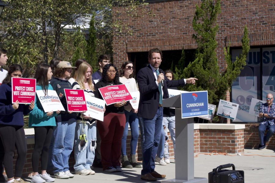 South Carolina governor candidate Joe Cunningham rallies students during his college tour.