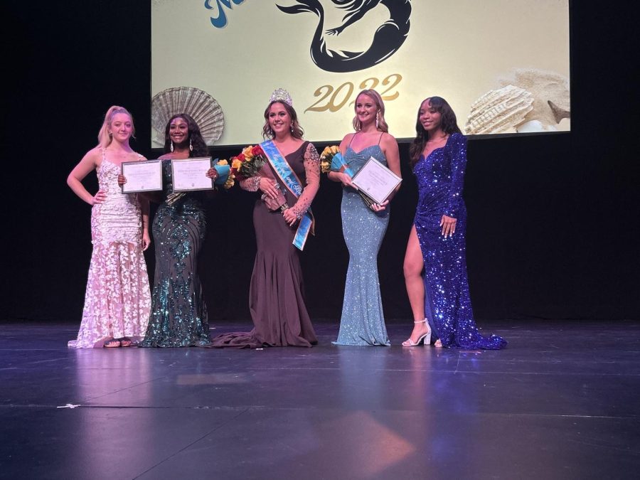 Contestants (Left to Right) Madison Purcell, Dakeia Goodman, Nicole
Hurcell, Abigail Cunningham, and Zhoe Richardson posing with their
awards.