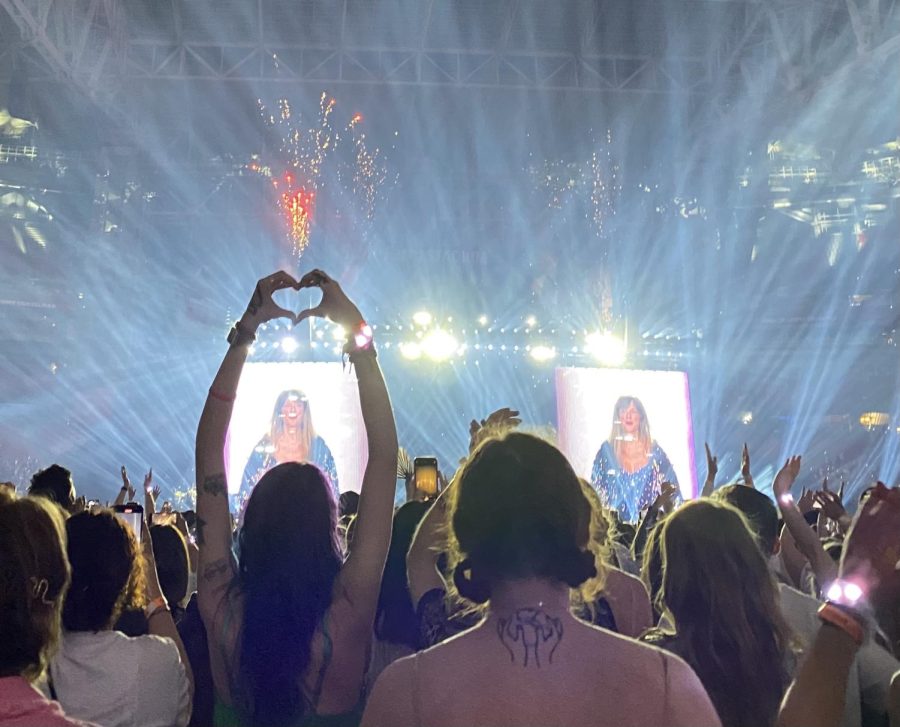 Taylor+Swift+bejewels+the+stage