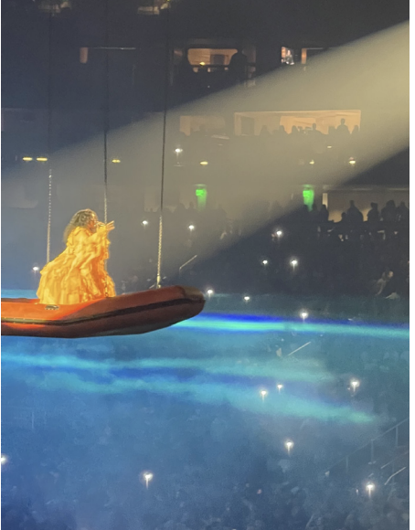 SZA closes out her Atlanta show on
a diving board-like platform, similar
to how she opened the set. This
resembles her album cover of “SOS.”