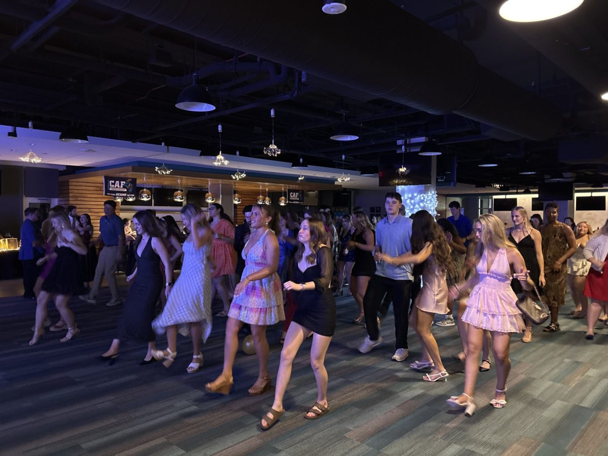 Attendees of the Honors Formal dance together.